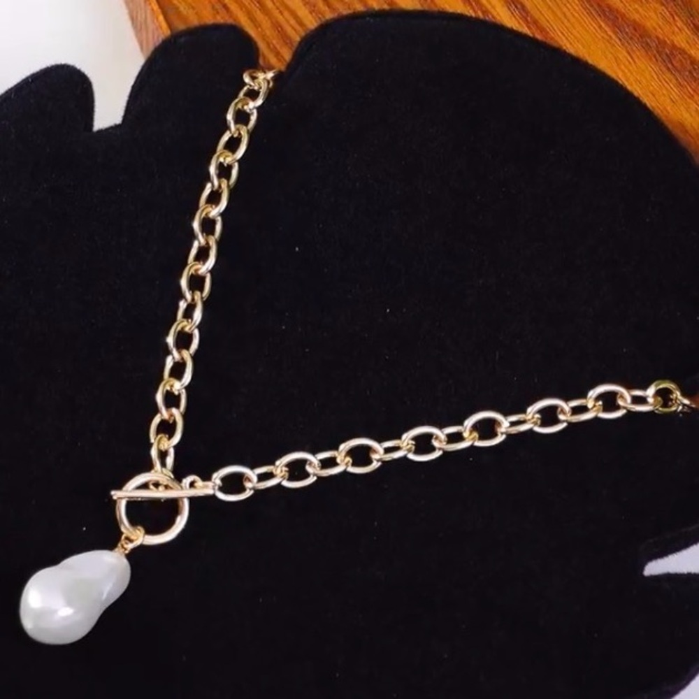 Elegant Gold Pearl Necklace
